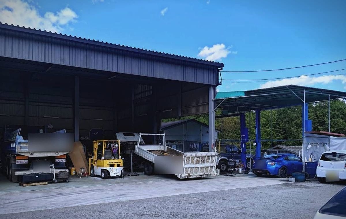 ダンプやフォークリフト、積載車も入る屋根つきの作業場